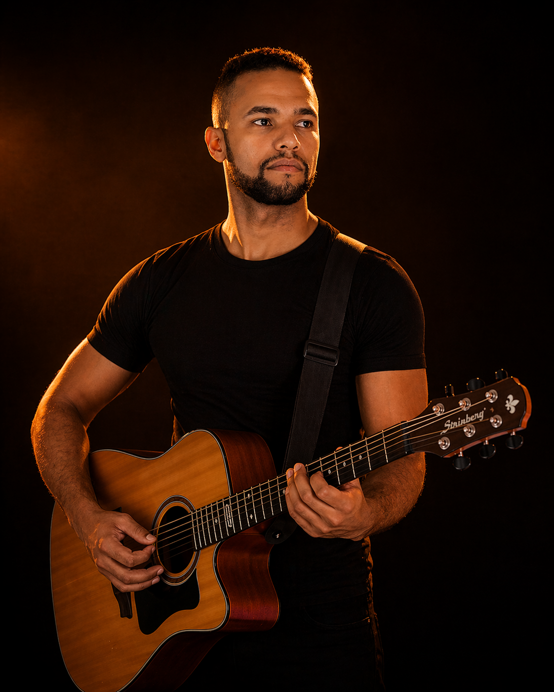 Roger Ricardo tocando violão em iluminação de palco
